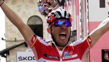 Purito Rodríguez se viste de rosa tras ganar la etapa