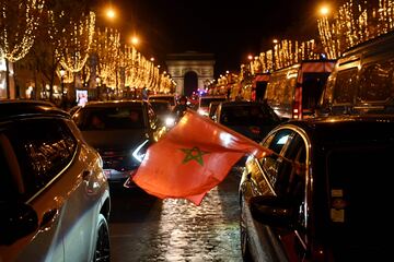 Miles de aficionados celebran en París el pase a las semifinales del Mundial de Qatar 2022. 