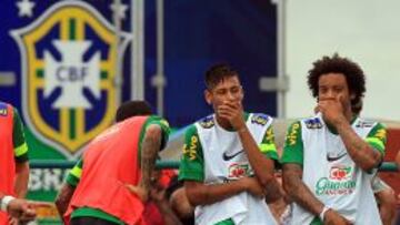 Los jugadores de la selecci&oacute;n brasile&ntilde;a de f&uacute;tbol, Neymar, nueva adquisici&oacute;n del Barcelona de Espa&ntilde;a, y Marcelo, del Real Madrid, participan del primer entrenamiento del equipo para el partido del pr&oacute;ximo domingo 2 de junio ante el seleccionado de Inglaterra, en el estadio de Maracana de la ciudad de R&iacute;o de Janeiro. 