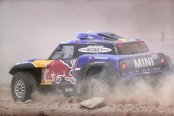 El español Carlos Sainz conduce su vehículo Mini, durante la cuarta etapa del Rally Dakar 2019