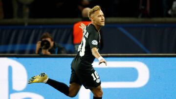 Soccer Football - Champions League - Group Stage - Group C - Paris St Germain v Crvena Zvezda - Parc des Princes, Paris, France - October 3, 2018  Paris St Germain&#039;s Neymar celebrates scoring their sixth goal to complete his hat-trick   REUTERS/Charl