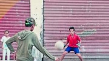 <b>FÚTBOL EN LA CALLE. </b>Los niños egipcios del barrio de Al Salam aprovechan cada instante del día para jugar en cualquier rincón.