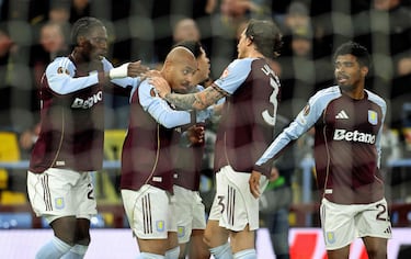 El capitán del Young Boys, Loris Benito, fue a encontrarse con los aficionados para intentar calmar la situación, pero los disturbios aumentaron cuando los aficionados se enfrentaron con los agentes de policía.