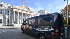 Un furgón de la Policía Nacional controla la zona el día en el que PSOE y Junts han cerrado un acuerdo para la investidura, a 9 de noviembre de 2023, en Madrid (España). PSOE y Junts han cerrado un acuerdo para investir al presidente del Gobierno en funciones y candidato socialista a la reelección, Pedro Sánchez.
09 NOVIEMBRE 2023;MADRID;ACUERDO PSOE JUNTS;CONGRESO DE LOS DIPUTADOS;POLICÍA NACIONAL;PIXELADA
Gustavo Valiente / Europa Press
09/11/2023