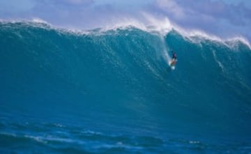 Ese instante en que a Nic Lamb se le levanta el nose de la tabla mientras el agua muestra una uniformidad perfecta en una ola que parece que será antológica. Ese instante. El instante.