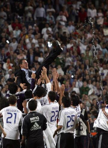 Capello manteado por los jugaodres del Real Madrid tras ganar la Liga 06/07.