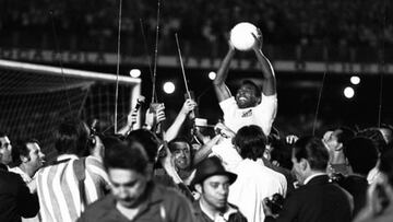 Pelé celebra su gol número 1.000.