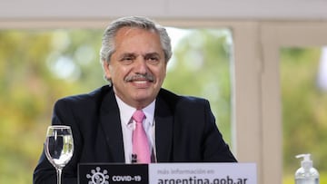 Handout picture released by Argentina&#039;s Presidency showing Argentine President Alberto Fernandez gesturing during the announcement of an infraestructure works plan for six southern provinces for an amount of 2,200 million pesos at the Olivos Presidential residence in Olivos, Buenos Aires on July 7, 2020 amid the outbreak of the new coronavirus, COVID-19. (Photo by Handout / Argentinian Presidency / AFP) / RESTRICTED TO EDITORIAL USE - MANDATORY CREDIT &quot;AFP PHOTO / ARGENTINIAN PRESIDENCY / ESTEBAN COLLAZO&quot; - NO MARKETING NO ADVERTISING CAMPAIGNS - DISTRIBUTED AS A SERVICE TO CLIENTS