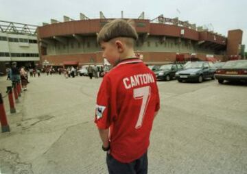 Eric Cantona estuvo en el Manchester United desde 1992 hasta 1997. En ese tiempo se convirtió en un ídolo y un icono para la afición.
 