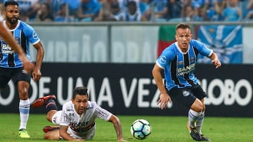 El centrocampista brasile&ntilde;o del Gremio, Arthur, durante un partido contra el Sao Paulo.