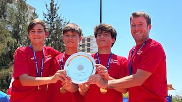 Stefan Shangichev, Jaime Alcaraz, Pepe García Ruiz y el entrenador Nicolás Durán levantan el título en Valencia.
