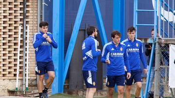 Iván Azón accede al campo de entrenamiento para asistir a la charla inicial de Escribá.