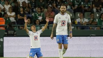 Cruz Azul's midfielder #10 Andres Montano (L) celebrates after scoring a goal during the Liga MX Clausura tournament quarter-final first leg football match between Leon and Cruz Azul, at the Leon (Nou Camp) stadium in Leon, state of Guanajuato, Mexico on May 8, 2025. (Photo by Mario ARMAS / AFP)