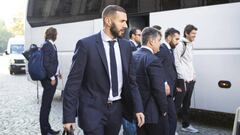 Benzema y la expedici&oacute;n del Madrid, en un viaje de esta temporada.