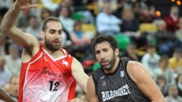 El jugador del La Bruixa d'Or Oliver Arteaga (i) presiona al jugador del Bilbao Basket Alex Mumbrú (d).