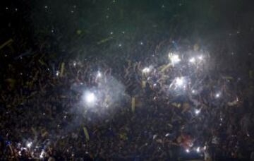 Boca Juniors' fans light flares as they cheer their team before their Copa Libertadores soccer match against River Plate in Buenos Aires May 14, 2015. REUTERS/Marcos Brindicci
