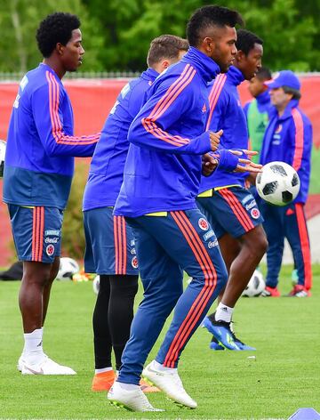 La Selección Colombia realizó su primer entrenamiento abierto al público en el estadio Sviyaga en Rusia, preparando el debut mundialista del 19 de junio ante Japón en Saransk. James y Barrios, los ausentes.