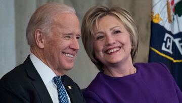 Joe Biden y la exsecretaria de Estado Hillary Clinton asisten a una ceremonia de inauguración del retrato de Harry Reid, demócrata de Nevada, en el Kennedy Caucus Room del edificio Russell, 8 de diciembre de 2016.