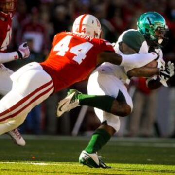 Randy Gregory acaba con el corredor de Michigan State jugando para los Bebraska Cornhuskers.