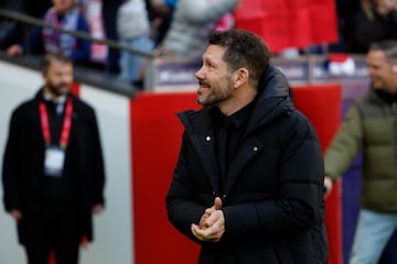 MADRID, 15/12/2024.- El entrenador argentino del Atlético de Madrid, Diego Simeone antes del iniciodel partido de Liga que disputan Atlético de Madrid y Getafe este domingo en el estadio Riyadh Air Metropolitano. EFE/Juanjo Martín
