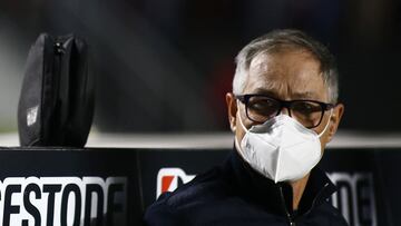 Soccer Football - Copa Sudamericana - Round of 16 - Second Leg - Sao Paulo v Universidad Catolica - Estadio Morumbi, Sao Paulo, Brazil - July 7, 2022 Universidad Catolica coach Ariel Holan REUTERS/Carla Carniel