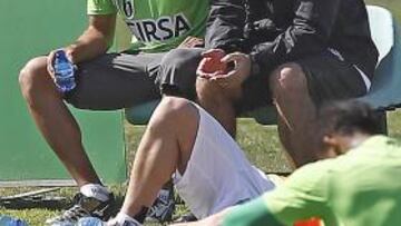 <b>SU CONTINUACIÓN EN EL CÉSPED. </b>Santa Cruz y Mel dialogan mientras el resto del grupo se ejercita.