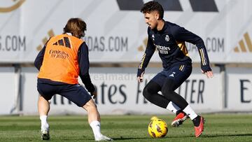 Dani Ceballos encara a Modric durante el entrenamiento del Real Madrid del 25 de noviembre de 2023.