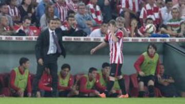 IMPOTENCIA. Los gestos de Iker Muniain y Ernesto Valverde en el derbi del pasado sábado hablan de la preocupación del Athletic.