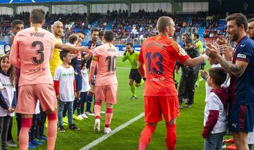 El Eibar le hace pasillo al FC Barcelona como campeón de LaLiga 2019.
