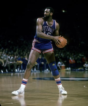 Equipos NBA: Detroit Pistons (1970-1980), Milwaukee Bucks (1980-1984). Ocho veces all star (siete en los setenta). Promedio en su carrera NBA: 24,2 puntos, 4,2 rebotes y 5,4 asistencias. Mejor temporada NBA en los setenta, 1976-77: 20,1 puntos, 10,1 rebotes y 3,1 asistencias. Mejor temporada NBA en los setenta, 1971-72: 25,7 puntos, 14,2 rebotes, 3,2 asistencias.

Un interior tremendo que promedió un 20+10 y puto 1.100 tapones en su carrera. En playoffs también se movió en torno al 19+10 aunque se quedó sin anillo de campeón. Era un fijo del All Star y en 1974 ganó el MVP del partido de las estrellas con un 24+10 y 11/15 en tiros. En la temporada 197374, fue tercero en la votación del MVP. El gran referente de los Pistons hasta la llegada de los Bad Boys en los años ochenta.