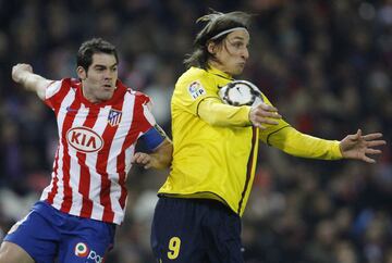 El jugador del Barcelona Ibrahimovic controla el bal¨®n con el pecho ante el jugador del Atl¨¦tico Antonio L¨®pez.