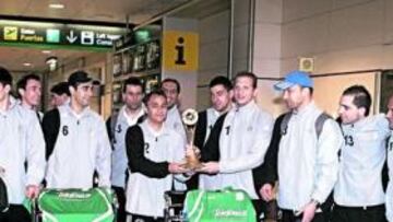 <b>CANSADOS PERO FELICES. </b>El Inter Movistar posó con el trofeo a su llegada a la T-2 de Barajas.