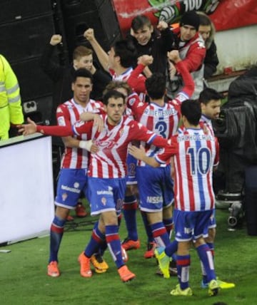 Los jugadores del Sporting celebran el gol de empate 1-1 de Castro