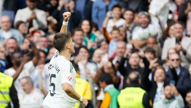 MADRID, 04/05/2025.- El centrocampista turco del Real Madrid Arda Güler celebra después de marcar el 1-0 durante el partido entre el Real Madrid y el Celta de Vigo este domingo en el estadio Santiago Bernabéu en Madrid este domingo. EFE/ Ballesteros