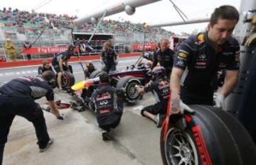 Los mecánicos de Red Bull durante una parada en boxes del coche de Mark Webber durante la tercera sesión de entrenamientos libres del Gran Premio de F1 de Canadá en el Circuito Gilles Villeneuve en Montreal