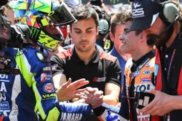 Por fin llega el apretón de manos entre Marc Márquez y Valentino Rossi en el GP de Catalunya, tristemente recordado por la pérdida de Luis Salom.