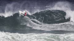 Vasco Ribeiro con licra roja surfeando una de las olas del Abanca Pantin Classic Galicia Pro 2020 de surf. 