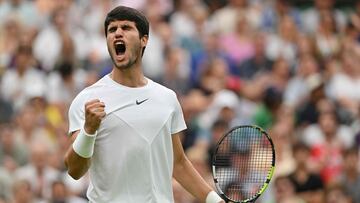 Spain's Carlos Alcaraz reacts as he plays Chile's Nicolas Jarry during their men's singles tennis match on the sixth day of the 2023 Wimbledon Championships at The All England Tennis Club in Wimbledon, southwest London, on July 8, 2023. (Photo by Glyn KIRK / AFP) / RESTRICTED TO EDITORIAL USE