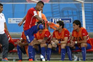 Arturo Vidal juega ante Australia y sale muy molesto cuando Sampaoli lo reemplaza por Felipe Gutiérrez.