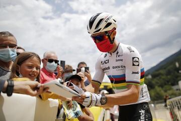 Julian Alaphilippe firmando autógrafos antes de comenzar la 10 etapa.