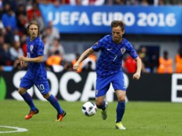 Rakitic y Modric en el partido contra Turquía de la pasada Eurocopa de Francia. Ambos forman la medular de la selección croata de fútbol.
