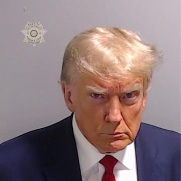 La oficina del Sheriff del condado de Fulton, Georgia, ha publicado la foto policial de Donald Trump tras su cuarto arresto en el año.