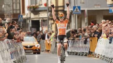 La 'can¨ªbal' Van der Breggen gana la Durango-Durango