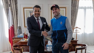 Su Excelencia el Embajador de Qatar en Espa?a, Abdalla Al Hamar, junto a Santiago S¨¢nchez Cogedor.