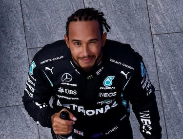 Hamilton alcanzó las 100 victorias en el Mundial. Esta cifra supone un número récord de triunfos que parece inalcanzable y, además, volvió a tener a la lluvia como gran aliada. El agua llegó en los últimos compases de carrera y una estrategia excepcional de Mercedes permitió al británico redondear su cifra de triunfos y seguir haciendo historia en el 'Gran Circo'.