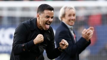 El entrenador del Girona Míchel celebra la victoria de su equipo al término del partido correspondiente a la jornada 12 de LaLiga EA Sports que disputan CA Osasuna y Girona FC este sábado en el estadio El Sadar.
