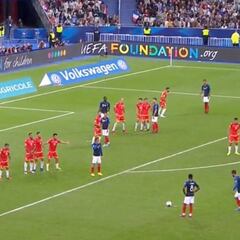 La triquiñuela de Fekir en la falta del 3-0 de Francia a Andorra
