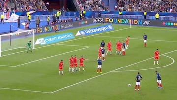 La triquiñuela de Fekir en la falta del 3-0 de Francia a Andorra