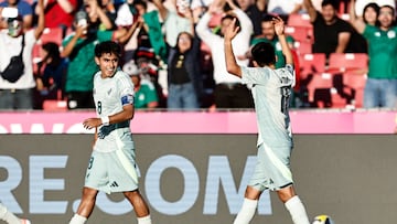 AMDEP4804. SANTIAGO (CHILE), 01/10/2025.- Eduardo Arce (d) celebra un gol este miércoles, en un partido de la Copa Mundial Sub-20 entre España y México en el estadio Nacional Julio Martínez Prádanos en Santiago (Chile). EFE/ Osvaldo Villarroel