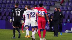 VALLADOLID, 19/01/2021.- Jugadores de Valladolid y Elche se saludan al final de su encuentro perteneciente a la decimonovena jornada de LaLiga Santander, este martes en el estadio Jos&eacute; Zorrilla, en Valladolid. EFE/R. Garc&iacute;a